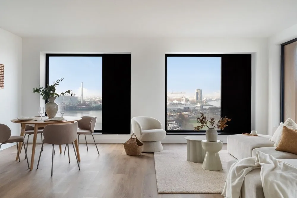 Gestylde woonkamer waterfront